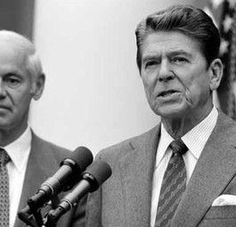 Ronald Reagan (am Mikrofon) spricht über den Streik der Fluglotsen: Der Präsident der USA entschied sich für einen harten Kurs.
