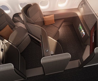 Sitz von Factorydesign: In der ersten Reihe gibt es eine kleine Minibar und deutlich mehr Platz.