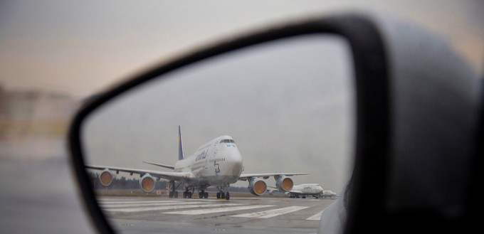 Boeing 747 von Lufthansa im Rückspiegel: Sie stehen ...