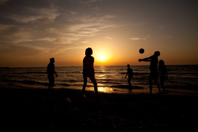 Im Gegensatz dazu steht Tel Aviv für das Strandleben: Abendliches Spiel an der Promenade.