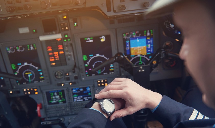 Blick auf die Uhr: Airlines wollen pünktlich sein.