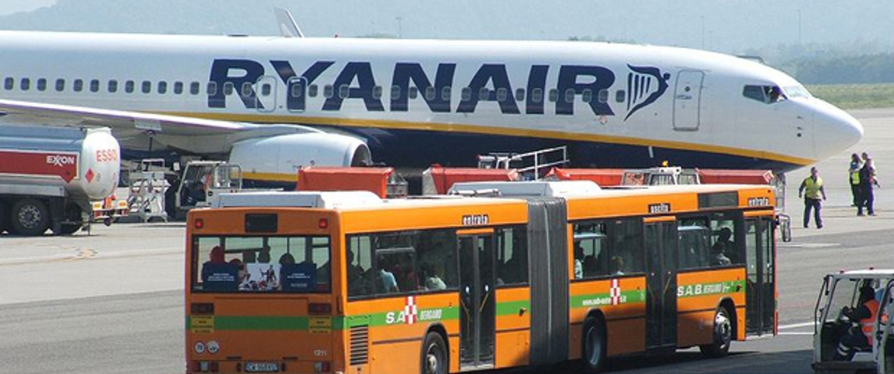 Flieger von Ryanair in Bergamo: Insbesondere Passagiere von Billigfliegern sind von der Umleitung betroffen.