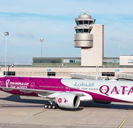 Qatar Airways stellt den ersten Flieger vor, der eine Speziallackierung zur Fußball-Weltmeisterschaft 2022 trägt.