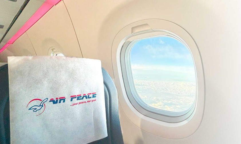 Blick aus dem Fenster eines Air-Peace-Flugzeugs: Der Airline-Chef ist den USA erneut angeklagt worden.