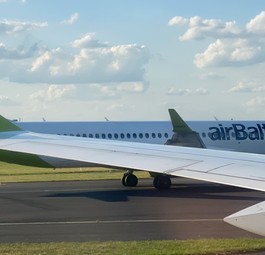 Airbus A220 von Air Baltic in Düsseldorf: Für Eurowings unterwegs.