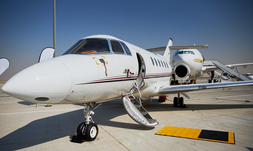 Businessjet an einem Flughafen: Die Preise für Privatjetflüge aus Saudi-Arabien steigen.