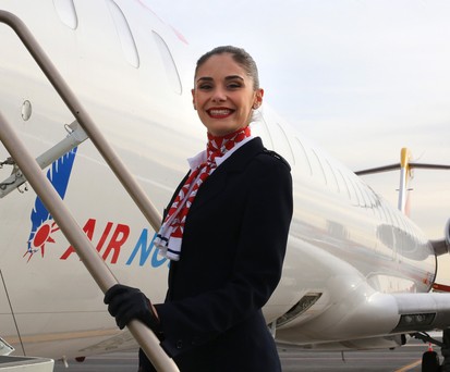 Flugbegleiterin vor Bombardier-Jet von Air Nostrum:  Entscheidet sich die Airline für andere Flugzeuge?