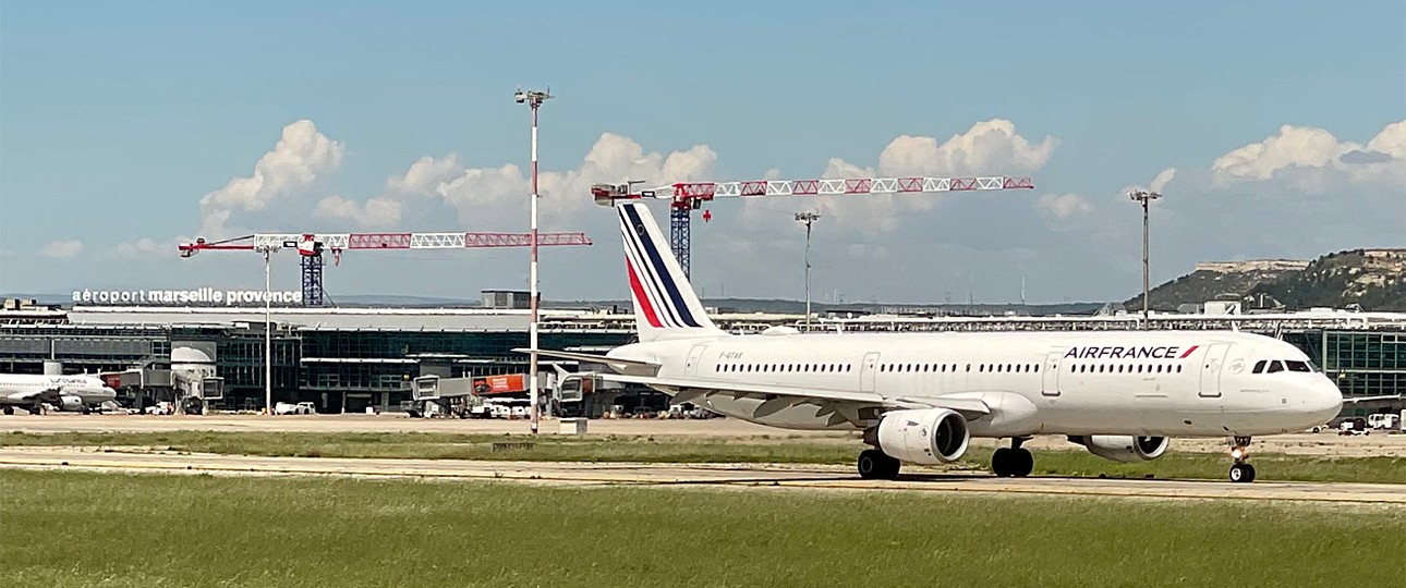 Airbus A321 von Air France in Marseille: Die Flüge nach Lyon dürfen bleiben - vorerst.