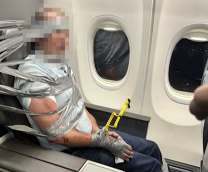 Unruly Passenger auf American-Airlines-Flug: Der Mann wurde fixiert und bei einer Zwischenlandung in Baltimore der Polizei übergeben.