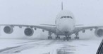 Seltener Vogel für den Stewart International Airport: Der A380 auf der schneeverwehten Piste.