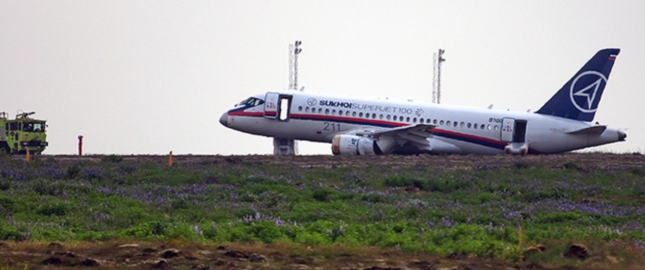 Superjet auf der Piste von Keflavik: Bauchlandung.