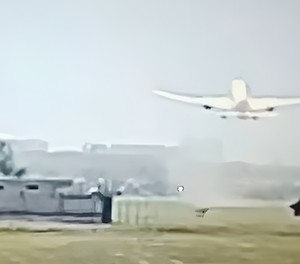Der Moment, als die Boeing 787 abhebt: Wenig später begann sie schon wieder zu sinken.