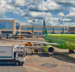 Airbus A320 von S7 Airlines in Moskau: Die Flieger sind mit Sanktionen belegt.