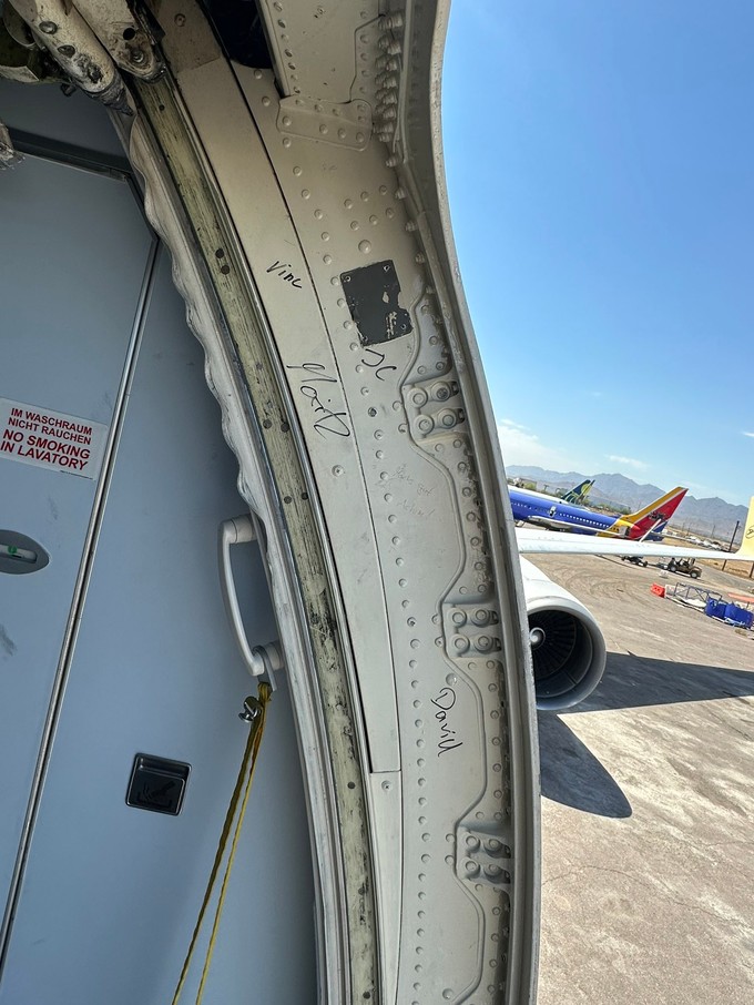 An der Innenseite der Tür sieht man die Signatur der Piloten, die die Maschine nach Arizona überführt hatten.