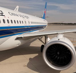 Comac C919, hier ein Exemplar von China Southern: Wie lange müssen Airlines auf das Flugzeug warten?