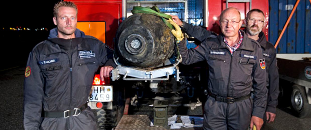 Die Experten der Feuerwehr Hamburg: Die Bombe wurde entschärft.