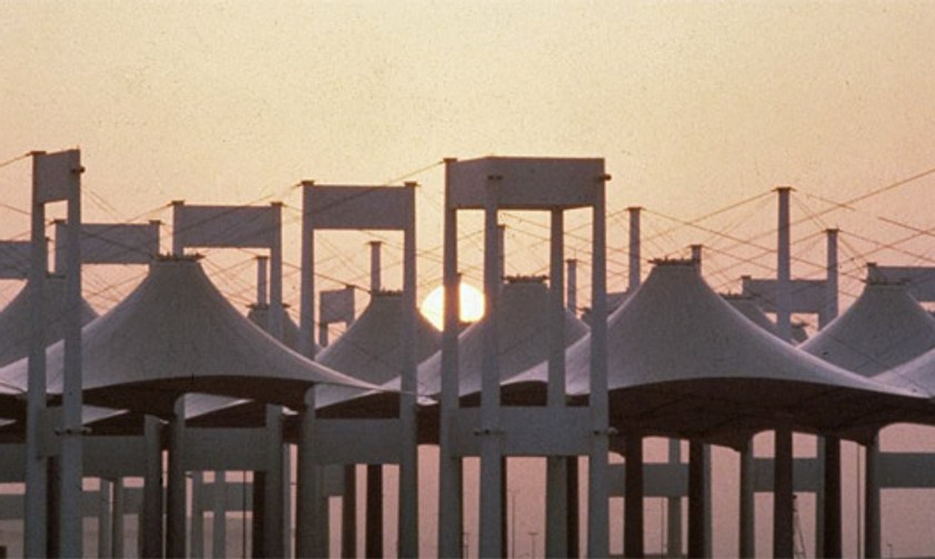 <span style="font-weight: 400;">Das Hadsch-Terminal in Jeddah ist an sich zweckmäßig. Doch dahinter erhebt sich ein atemberaubender Komplex. Es ist eine Art Zeltstadt, die den Behausungen der Beduinen in der Wüste nachempfunden ist. In der bereiten sich Mekka-Pilger auf ihre Wallfahrt vor.</span>