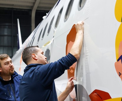 Die Beklebung sieht anders aus als bisherigen Fanhansa-Flieger.