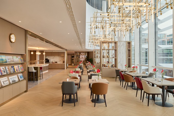 Der Restaurantbereich mit großzügigen Sitzabständen.