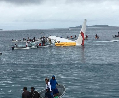 Boeing 737 landet in Lagune