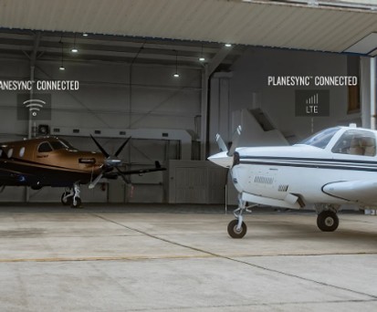 Zwei Flugzeuge die mit Garmins Plane Sync ausgestattet sind: <span data-offset-key="6jtie-0-0">Das neue Produkt ermöglicht </span><span id="decorator-corrected-entity-id-2" data-entity-key="2" data-offset-key="6jtie-1-0"><span data-offset-key="6jtie-1-0">es, Flugzeugdaten</span></span><span data-offset-key="6jtie-2-0"> aus der Ferne abzurufen.</span>