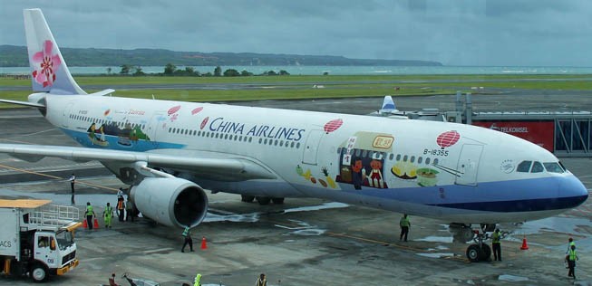 Flieger von China Airlines am Flughafen Denpasar auf Bali.