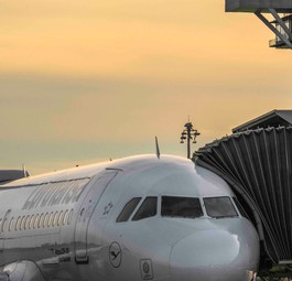 Airbus A319 von Lufthansa am BER: Die Airline fliegt von Frankfurt weniger nach Berlin.