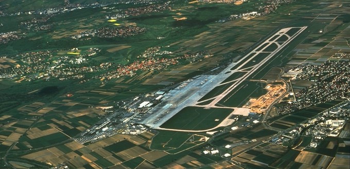 Im Jahr 2000 zählte Stuttgart 8,1 Mio. Passagiere. Die zum Terminal 4 umgebaute Lufthansa-Halle wird im Jahr 2000 eingeweiht. Vier Jahre später folgt die Eröffnung des Terminal 3. 8,1 Mio. Passagiere. Auch das neue Luftfrachtzentrum auf der Südseite des Geländes entsteht in jener Zeit.