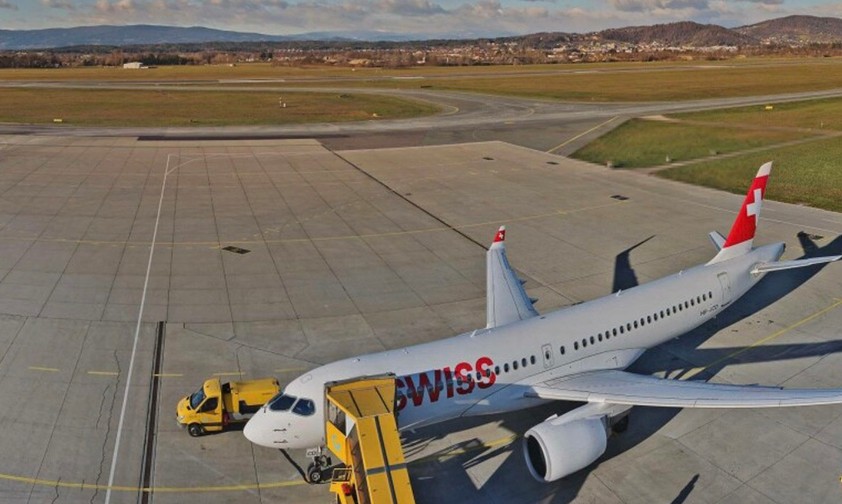 Die HB-JCD in Graz: Der Airbus A220 steht inzwischen auf dem Vorfeld.