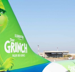 Boeing 737 mit der Kennung D-ASXA: Der Grinch grüßt vom Heck.