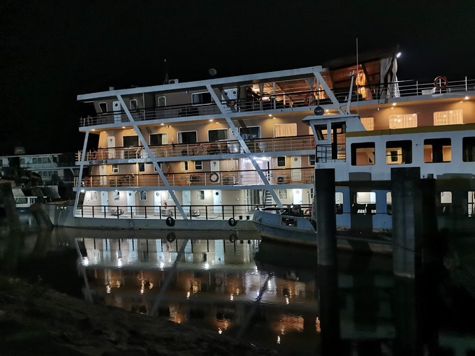 Die MS Ngalessa bei Nacht
