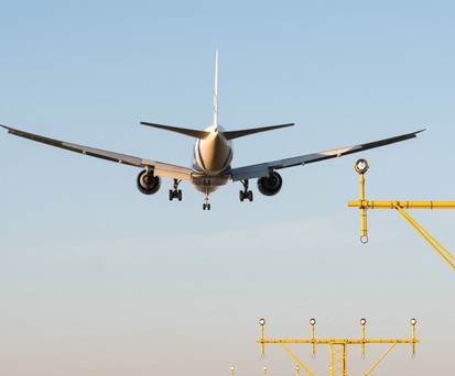 Landendes Flugzeug in Schiphol: Bald nur noch zu bestimmten Zeiten.