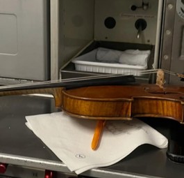 Violine im Flugzeug. So wird sie eigentlich nicht transportiert.