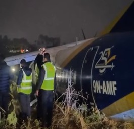 Die verunglückte ATR 72 von Buddha Air: Überschoss die Landebahn in Bhadrapur.
