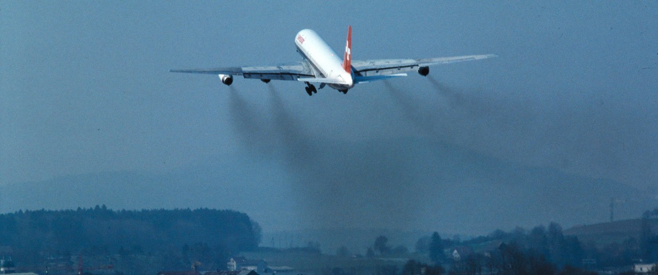 Startende Douglas DC-8 der ehemaligen Swissair Anfang der Achtzigerjahre: Mit dem Aufkommen von Umweltauflagen vor rund 40 Jahren verschwanden die Rauchschwaden immer mehr.