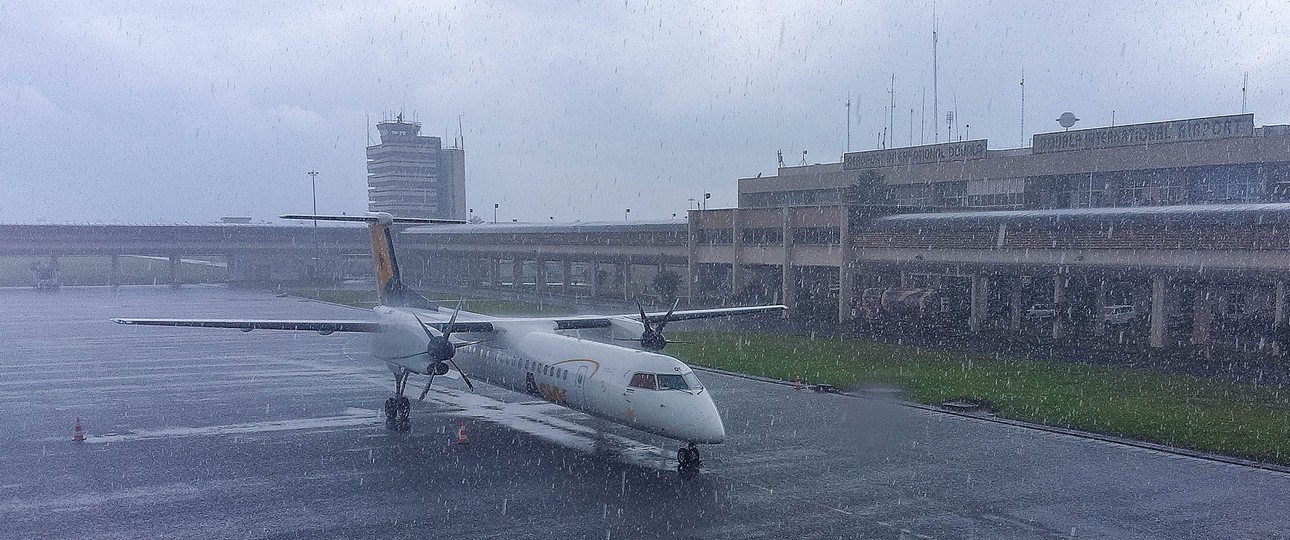 Flieger am Douala International Airport: Größter Flughafen von Kamerun.