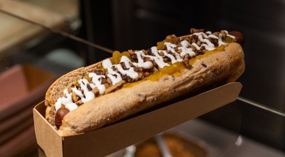 Der Hotdog Bastardo von Frau Hund: Noch bis September dürfen sich alle First-Class-Reisenden bei Swiss über den Gourmetsnack freuen. 
