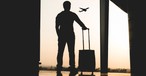 Passagier mit Koffer: Wie hoch Gepäckgebühren sind, ist nicht immer sofort klar.