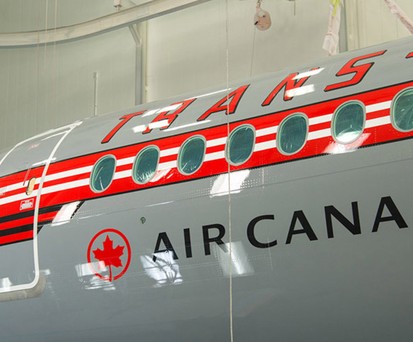 Neuer Airbus A220-300 von Air Canada mit historischer Bemalung: Der Jet hat einen kleinen Air-Canada-Schriftzug und ...