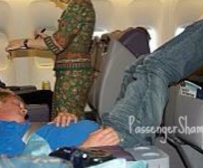 «Passenger Shaming» nimmt sich auf Social Media Plattformen den Fluggästen an, in deren Nähe man wirklich nicht sitzen möchte. Der Typ Beine hoch ist einer der harmloseren.