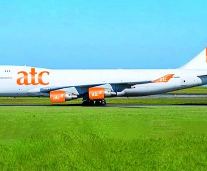 Boeing 747-400 F in den Farben von Aerotranscargo NL: Niederländische Nationalfarben.