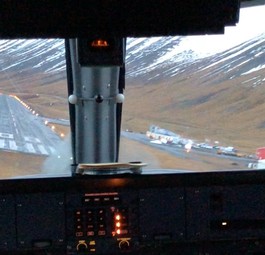 Dann setzt sie auf Piste 08 auf.