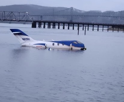 Das Flugzeug im Wasser: Es ging glimpflich aus.