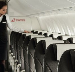 Flugbegleiterin in einem Jet von Swiss: Nur geimpft erwünscht.