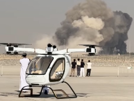 Rauch über der Dubai Air Show: Ein Militärjet ist mutmaßlich abgestürzt.