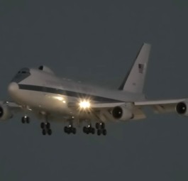 Das Doomsday Plane bei der Landung in Los Angeles. Rarer Vogel.