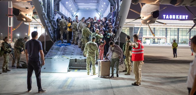 Afghanische Flüchtlinge steigen aus einem Flieger der deutschen Bundeswehr aus. Von Taschkent aus wurden sie mit einem Airbus A340-300 ...