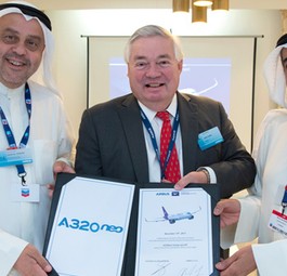 Unterzeichnung in Dubai (v.l.n.r.): Hamad Al-Tuwaijri (Golden Falcon Aviation), John Leahy (Airbus), Ali Al Fouzan (Wataniya Airways)