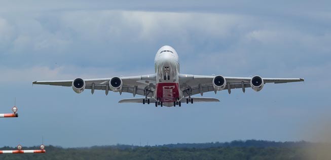 Airbus A380 von Emirates startet in Düsseldorf.