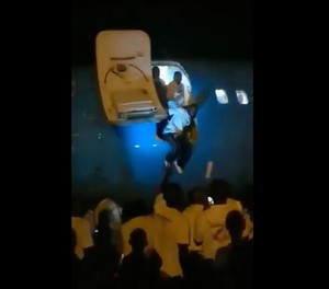 Sprung aus der Boeing 737-800 von Air Congo: Riskant.